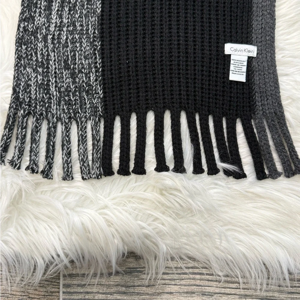 Calvin Klein Men’s Black and Gray Knit Scarf 39”